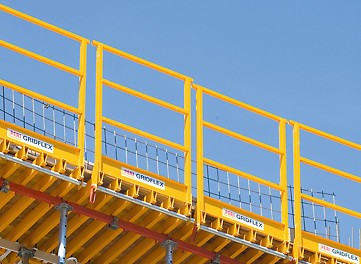 Le GRIDFLEX assure une sécurité optimale avec un montage réalisable depuis le sol, l&#039;installation de garde-corps d&#039;une hauteur de 1,30 m et la capacité de reprendre les efforts horizontaux, assurant ainsi un environnement de travail sûr pour les équipes<br/>
