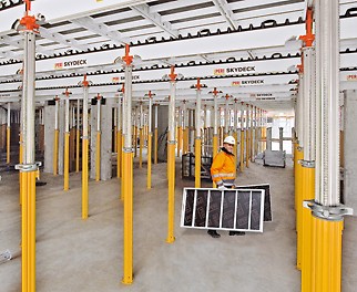SKYDECK Coffrage panneaux pour dalles Nos éléments sont conçus pour être légers, ce qui facilite leur manipulation et leur mise en œuvre sur le chantier, réduisant ainsi les efforts nécessaires pour leur installation.