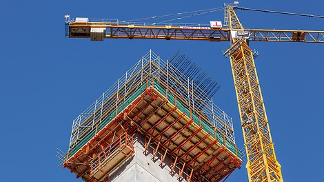 In the complicated expansion areas at the pier head, working platforms based on the RCS and SCS climbing systems ensured that the loads could be transferred safely. For this, PERI UP reinforcement scaffolds installed around the perimeter provided a safe working environment.