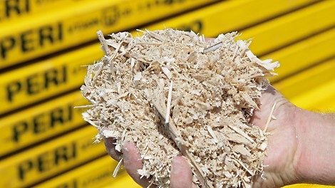 Holzspäne aus der Trägerfertigung Ein Symbol für nachhaltiges Handeln bei PERI: Holzspäne, die in der Trägerfertigung als Abfallprodukt anfallen, speisen unser Biomasseheizkraftwerk in der Zentrale in Weißenhorn. Es entstehen Wärme und Strom für den gesamten Standort und für umliegende Haushalte.