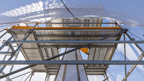 Die stufenweise Verschlankung bis zur 42 m hohen Kirchturmspitze im metrischen 25-cm-Raster ließ sich mit PERI UP ohne zusätzliche Gitterträger ausführen.