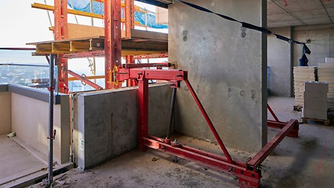 Vanuit de toren zicht op de custom made oplossing van PERI.