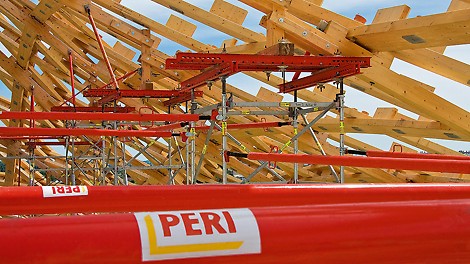 PERI UP塔架系统能够承载屋顶荷载，使用标准组件对其进行补充，组成完整的脚手架方案