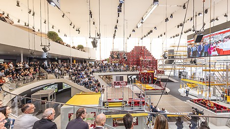 Numerous PERI employees from all over the world are there for you at bauma. Here you can see insights into the stand briefing by Alexander Schwörer on the day before the start of the exhibition.