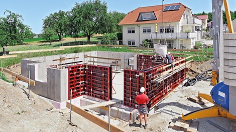 In der Gemeinde Dußlingen, südlich von Tübingen, setzt das ausführende Bauunternehmen die MAXIMO 270 Rahmenschalung im Einfamilienhausbau beim Schalen der Kellerwände ein.