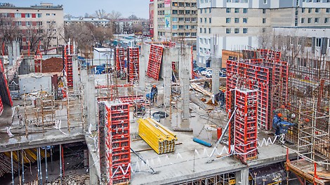 На возведение 6-этажного монолитного каркаса здания площадью более 25 000 м2 было выделено всего полгода. Однако, несмотря на сжатые сроки и конструктивные особенности, строительство центра прошло согласно плану.