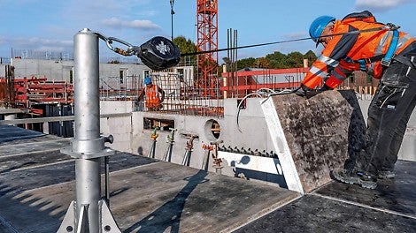 Der SKY-Anker von PERI dient als mobiler Anschlagpunkt für eine Person mit persönlicher Schutzausrüstung gegen Absturz (PSAgA).<br/>