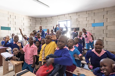 TwistBlock Moulds, un innovador sistema de encofrado para la producción de bloques de concreto, desempeñó un papel clave en la construcción de una escuela en Nairobi y es una de las formas en que PERI impulsa la sostenibilidad. PERI patrocina la construcción de una escuela cada año.