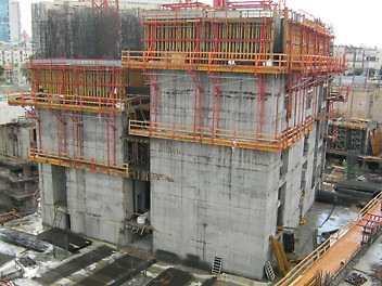 מערכת תבנית הקיר הפנימית ואריו טפסה יחד עם הפלטפורמות הפיריות למקטע היציקה הבא<br/>האלמנטים של התבניות לחלק החיצוני של קירות הגרעין עברו מצד לצד לסירוגין<br/>