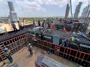 Vigas de gran dimensión de la estructura de soporte de las turbinas encofradas con el sistema de soporte LIWA y apuntaladas con torres de carga ST-100.