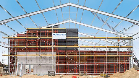 Die neue, von der Bollmer Umwelt GmbH betriebene Vergärungsanlage ist auf eine Verarbeitungskapazität von 120.000 Tonnen pflanzlicher und tierischer Abfälle ausgelegt. 