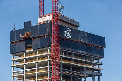 Zur Absicherung am Bühnenrand kann wahlweise auf ein Klettergerüst oder eine Kletterschutzwand zurückgegriffen werden<br/>