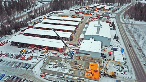 Tilaa työmaalla ei ole ollut yhtään ylimääräistä. Samalla kun PERI Suomen työntekijöile täytyi järjestää turvallinen kulku parkkipaikalta toimistolle, oli nostureille, betoniautoille ja muille kuormille raivattava tilaa ahtaalta tontilta.