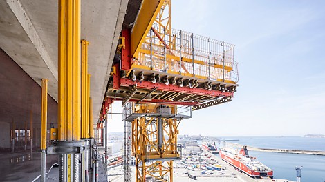 The immediate proximity to the Mediterranean Sea not only meant that space was limited during the construction phase, but also led to special requirements in terms of safety. The high wind forces, for example, proved challenging. By using a PERI climbing protection panel for enclosure purposes, however, the workers were effectively protected from the high wind loads even at great heights and the possibility of falling objects was ruled out. A PERI rail climbing system used for the construction of the facade also ensured a high level of work safety, with the climbing unit being securely connected to the structure at all times via the rails.