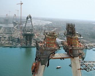 Mega Bridge, Industrial Ring Road, Bangkok, Thailand - The four pylons of spectacular Mega Bridge in Bangkok rise 173 m into the sky. For the realization, the ACS climbing system ensured rapid construction process.