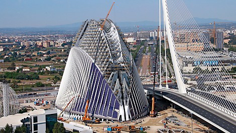 Buildings from Santiago Calatrava are characterized by their elegant sculptural designs – the Edificio Ágora continued this tradition.