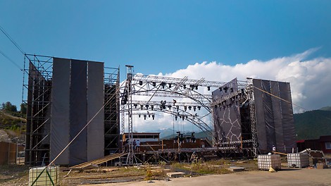 Для монтажа декораций, сцены и трибун было задействовано 20 тонн PERI UP