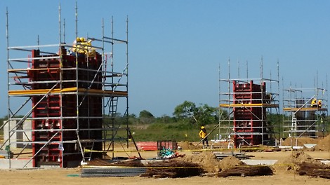 Encofrado de pantallas de gran dimensión, encofradas de manera racional y rápida con el versátil sistema LIWA, para fácil acceso y armado se empleó nuestros andamios multidireccionales PERI UP Flex. 