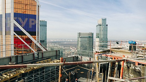 Интегрированный гидравлический механизм ACS быстро перемещает систему с подвешенной к ней опалубкой VARIO от захватки к захватке (скорость подъема составляет 0,5 м/мин)