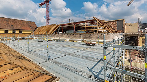 Auf der großen Lastplattform wird das leichte Ausbaumaterial vorgehalten und verarbeitet. Das Flächengerüst ist auf der gesamten Fläche ausgelegt für eine maximale Belastung der Lastklasse 4. 