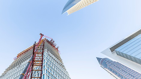 Das neue Büro- und Hotelhochhaus ONE by CA Immo Mit rund 190 m Höhe und 49 Stockwerken reiht sich das neue Büro- und Hotelhochhaus ONE by CA Immo in die Skyline der Mainmetropole Frankfurt ein.