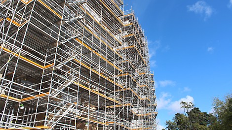 Stadionin julkisivuja ympäröi PERI UP Flex -telineet.