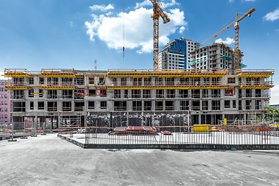 Steny rástli so 650 m² systému debnenia TRIO, stropy a balkóny s 5 000 m² debnenia MULTIFLEX, a to všetko pri dodržaní maximálnej úrovne bezpečnosti práce.