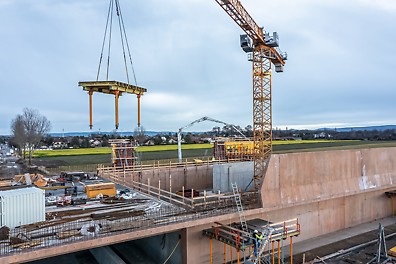 Das MULTIFLEX Standarddeckentisch-System mit VT20 Schalungsträgern und MULTIPROP Stützen wird als eine Einheit per Kran versetzt. Das MULTIFLEX Standarddeckentisch-System mit VT20 Schalungsträgern und MULTIPROP Stützen wird als eine Einheit per Kran versetzt.