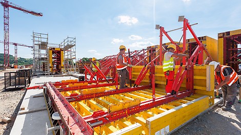 The formwork carriage for the efficient construction of the longitudinal channels was also project-specifically planned right down to the last detail and assembled at the company´s assembly hall using PERI system components as far as possible.