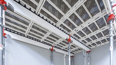 Die SKYDECK Paneel-Deckenschalung ist ab Werk mit der ROBU B Schalungsplatte verfügbar. Alternativ können Sie Ihr Bestandsmaterial mit ROBU B nachrüsten.