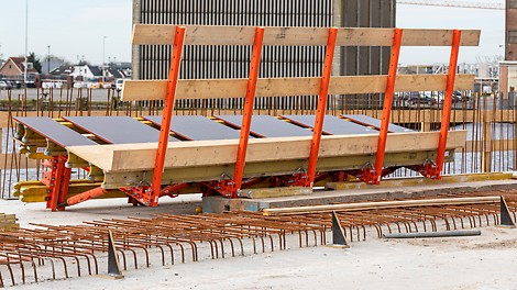 Compleet element PERI leverde het element zo compleet mogelijk op de bouwplaats. Alleen het leuningwerk diende nog ter plekke gemonteerd te worden aan het element.