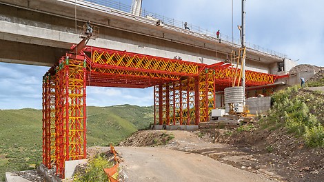 VARIOKIT Heavy-Duty Shoring Towers and Truss Girders serve as load-bearing falsework for the edge sections of a 412 m long motorway bridge.