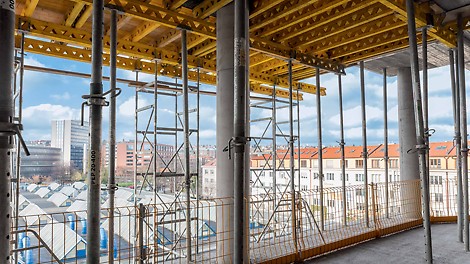 Podepření stropního bednění bylo prováděno stojkami PEP, u vyšších světlých výšek podpěrnými věžemi ST 100.