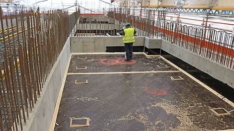 Kuiluissa oli yhteensä 12 kpl siltapalkkitasoja 18 mm koivuvanerilla, joiden päälle tehtiin vesieristys. 