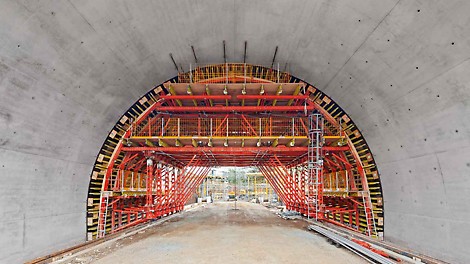 VTC 隧道模板台车 根据需要,可结合派利其他系统的组件对VARIOKIT方案进行补充,例如上图是HD200高强塔架、PROKIT EP110防坠落护栏与 VARIOKIT组合的施工方案。