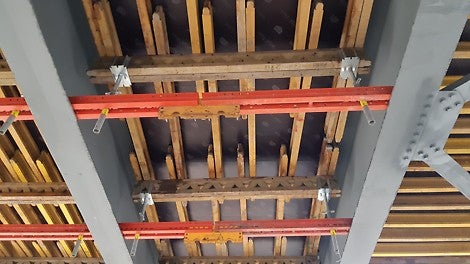 Поддерживающая конструкция для бетонирования дорожного полотна