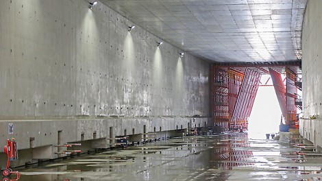 With the help of the VTC Tunnel Formwork Carriage used, both undersides and inner slabs could be quickly and safely struck at the same time.