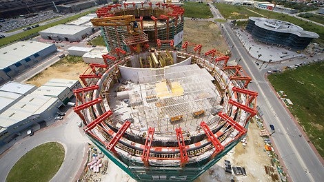 ACS-G - часто применяемый вариант, когда бетонируют перекрытие и стену почти одной захваткой. Консоли опалубки поднимаются через технологические отверстия перекрытии.<br/>Данный вариант обеспечивает совмещение технологических процессов и требует их слаженности. Перестановка опалубки может производится на захватках в разное время.<br/>При слаженности работ по стенам и перекрытию можно добиваться темпов строительства 2 этажа в неделю.