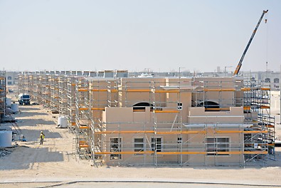 With few additional components such as console brackets or strengthened ledgers, complicated façade geometries can also be easily scaffolded.