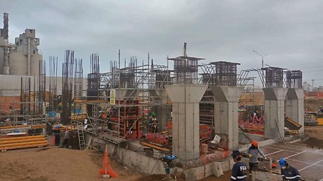 Planta de Vidrio Owen-Illinois en Lurín Construcción de la planta de vidrio utilizando varios de nuestros productos como el encofrado LIWA y los andamios PERI UP Flex