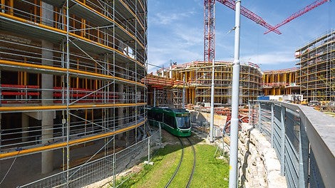 Der Straßenbahnbetrieb inmitten des Baufelds musste während der gesamten Bauphase aufrechterhalten werden.