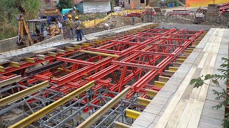 La gran capacidad de carga de nuestras torres PERI UP, así como la enorme rigidez del sistema VARIOKIT, proporcionaron una plataforma de trabajo segura y confiable, permitiendo el avance de obra en los tiempos estimados. 