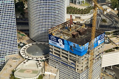 מערכת הגנה היקפית בגובה 3 קומות המטפסת על הבנין כמעין קיר מסך המגן על הפועלים ועל מתחם הקניות