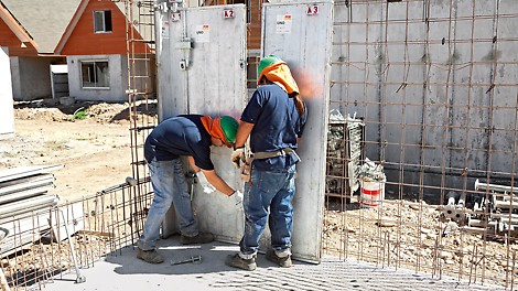 The UNO wall elements can be placed by hand and connected with wedge couplers. The wall elements can even be struck before the slab and therefore can be immediately moved to the next house.