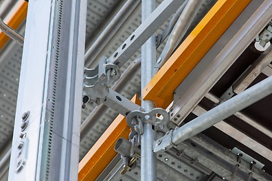 Die Masten des Alimak STS 300 sind im Handumdrehen durch zwei Standardriegel aus dem PERI UP Gerüstbaukasten mit dem Gerüst verbunden