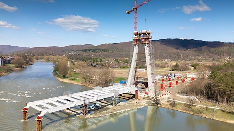 Budowa mostu przez rzekę San w Sanoku.