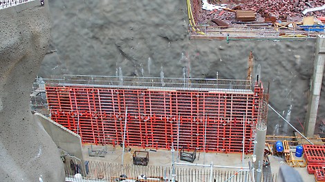 Urheilupuiston asema rakennetaan avokaivannon pohjalle. Sen laiturihalli on vain 27 m katutason alapuolella. Kuvan työvaihe syyskuussa 2014.