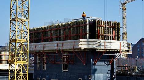 Specialbyggede VARIO paneler og CB Klatringssystem til støbning af kernerne