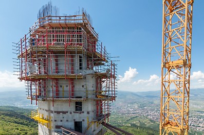 Prilikom realizacije tela tornja korišćen je RCS-C sistem penjaja po šinama. Sa spoljašnje strane postavljana je VARIO, a sa unutrašnje TRIO oplata zidova, zbog skučenog prostora.