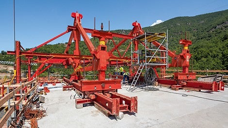 Töö edenes oluliselt kiiremini tänu hüdraulilistele lahendustele, mis panid raketise kärud liikuma. (Foto: PERI GmbH)